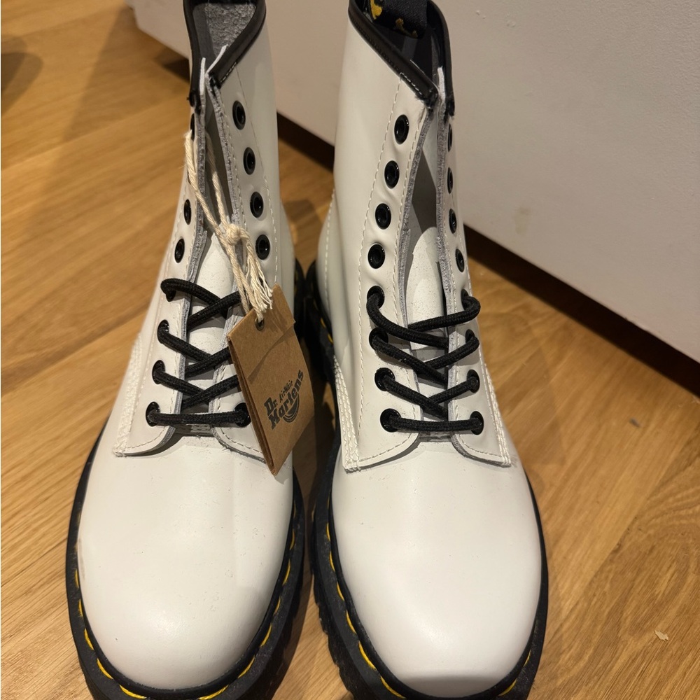 Dr. Martens White Leather Boots with Black Laces NWT EU 41/US 9